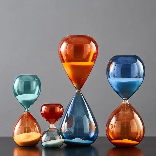 Ampulhetas coloridas e modernas, decorações originais para interior, objetos de decoração em vidro, design contemporâneo, acessórios de decoração elegantes.