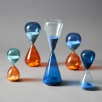 Ampulheta em vidro colorido de diferentes tamanhos e cores, usada como decoração científica ou objeto de coleção.