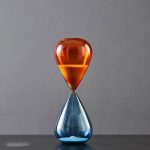 Ampulheta em vidro colorido, decoração científica elegante para escritório ou casa.