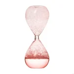 Ampulheta de vidro rosa transparente com areia fina, ideal para decoração científica ou como objeto de coleção.