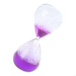 Pingente em vidro artístico com degradê roxo e branco, forma de lâmpada ou gota de água, decoração de estilo científico ou artístico.