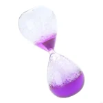 Vaso em forma de ampulheta com líquido roxo e branco, decoração científica original para decoração interior ou escritório.