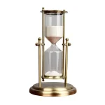 Ampulheta em vidro com moldura em latão dourado, símbolo de tempo e ciência, perfeita para decoração de escritório ou prateleira.