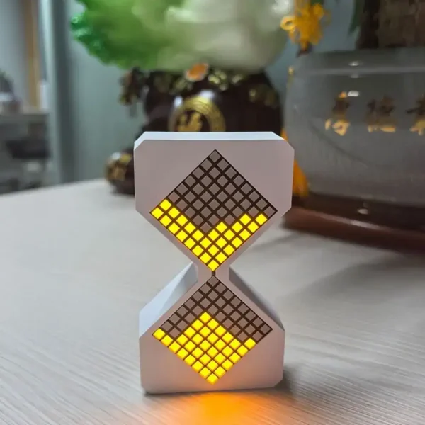 Relógio decorativo em forma de relógio de pixels com iluminação LED amarela, ideal para decoração científica ou moderna.