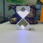 Relógio luminoso em forma de ampulheta com display LED moderno, ideal para decoração de escritório ou interior, trazendo um toque futurista e elegante ao seu espaço.