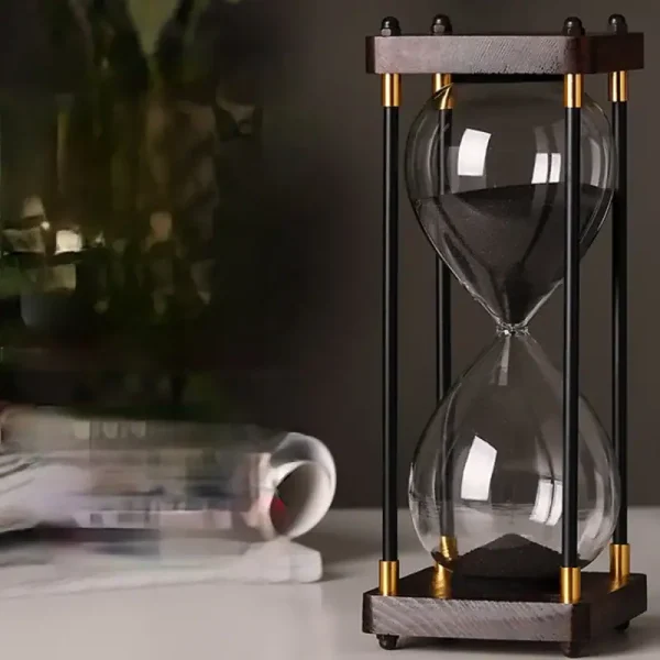 Ampulheta científica em vidro com estrutura de madeira e elementos metálicos dourados, ideal para decoração de escritório ou prateleira com estilo industrial ou científico.