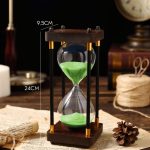 Ampulheta científica decorativa com areia verde, dimensões 24 cm de altura e 9,5 cm de largura, ideal para decoração de escritório ou prateleira, trazendo um toque de elegância e curiosidade científi.