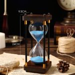 Ampulheta científica com areia azul, mede 24 cm de altura e 9,5 cm de largura, ideal para decoração de escritório ou estudo, trazendo um toque de elegância e curiosidade.
