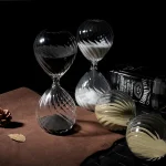Ampulheta de vidro decorativa com padrões torcidos, elegante e moderna, perfeita para decoração científica ou contemporânea.