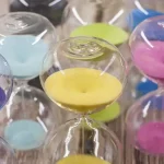 Balança de areia colorida para decoração e jogos educativos.