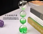 Base de vidro com duas bolas transparentes e líquido verde, perfeito para decoração científica ou como objeto de coleção.