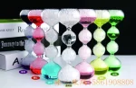 Vasos de vidro coloridos com bolas de decoração, perfeitos para decoração científica ou moderna, adicionando um toque de cor e elegância ao seu interior.