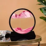 Vaso de vidro decorativo com padrão marmorizado rosa e branco, apresentado em um círculo preto sobre uma base preta, ideal para decoração de interiores.