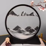 Objeto decorativo em forma de círculo com montanhas e cerejeira em flor.