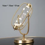 Relógio decorativo em vidro e metal dourado, inspirado em uma estrutura científica, ideal para decoração de escritório ou estudante, dimensões 16cm x 15cm x 31cm.