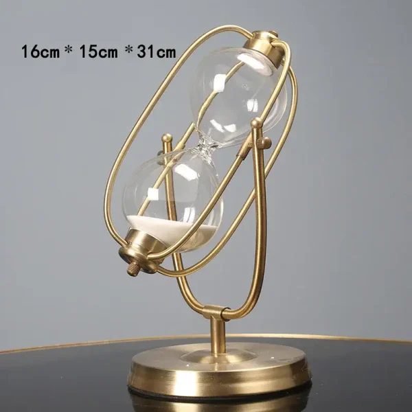 Relógio decorativo em vidro e metal dourado, inspirado em uma estrutura científica, ideal para decoração de escritório ou estudante, dimensões 16cm x 15cm x 31cm.