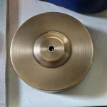 Base de lâmpada em latão vintage, design simples e elegante, perfeito para uma decoração interior sofisticada. Fácil de integrar em diferentes estilos de decoração para um toque retrô.