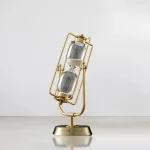 Ampulheta de laboratório decorativa em metal dourado com vidro, ideal para decoração científica ou de escritório, trazendo um toque vintage e elegante.