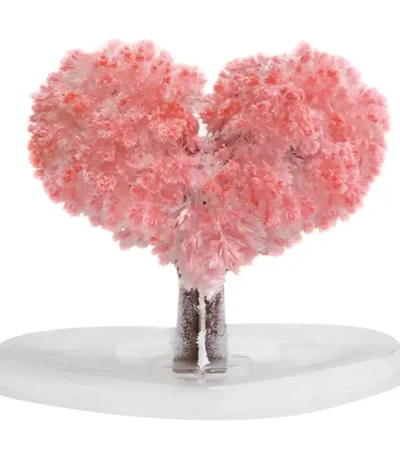 Escultura artística representando um coração formado por uma árvore de algodão rosa, colocada sobre uma base branca, evocando suavidade e ternura.