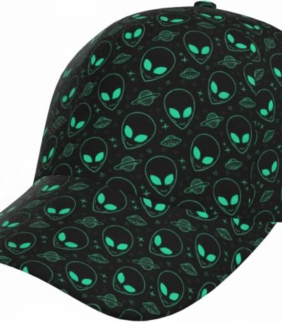 Boné preto com padrões de aliens e planetas luminescentes, ideal para fãs de ficção científica e astronomia. Acessório moderno e original para um estilo alternativo.