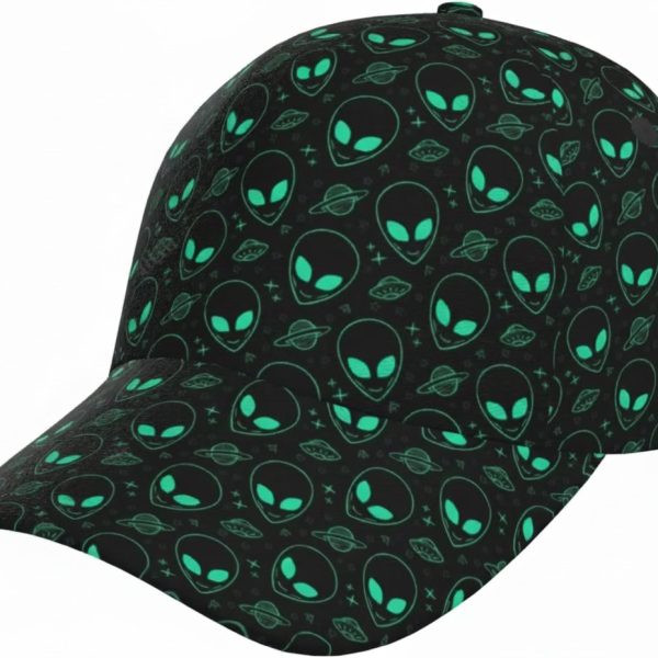 Boné preto com padrões de aliens e planetas luminescentes, ideal para fãs de ficção científica e astronomia. Acessório moderno e original para um estilo alternativo.