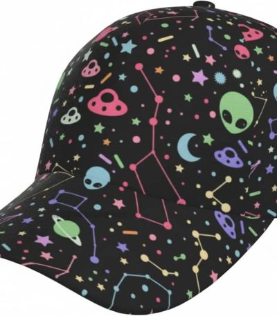 Boné com padrões de astros, aliens e planetas fluorescentes.