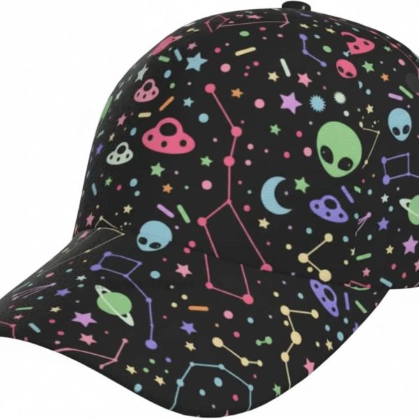 Boné com padrões de astros, aliens e planetas fluorescentes.