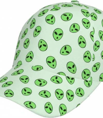 Boné branco com padrões de aliens verdes, design original e divertido, ideal para entusiastas de ficção científica e estilo alternativo. Perfeito para um visual único e moderno.