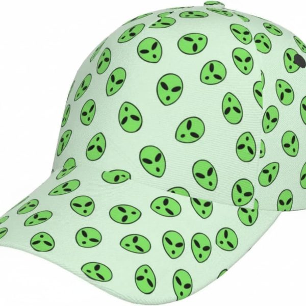 Boné branco com padrões de aliens verdes, design original e divertido, ideal para entusiastas de ficção científica e estilo alternativo. Perfeito para um visual único e moderno.