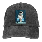 Boné com ilustração de um astronauta carregando duas mochilas.