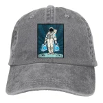 Boné em algodão cinza escuro com bordado de um astronauta carregando duas mochilas, estilo ficção científica, acessório de moda original e decorativo.