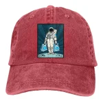 Boné vermelho com patch de astronauta.