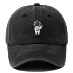 Boné preto com logotipo de astronauta branco.