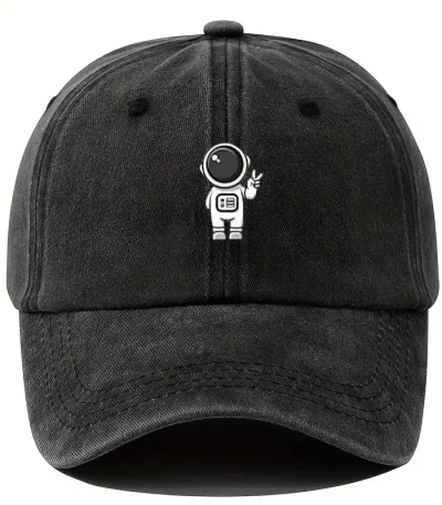 Boné preto com logotipo de astronauta branco.