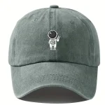 Boné de algodão com motivo de astronauta fofo, ideal para os amantes de ciência e exploração espacial. Perfeito para um estilo casual e original.