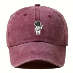 Boné rosa com logotipo de astronauta cartoon, acessório de moda original e moderno para os amantes de ciência e espaço.