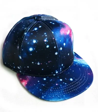 Boné com padrão de galáxia com estrelas e nebulosas, design cósmico para um estilo único.