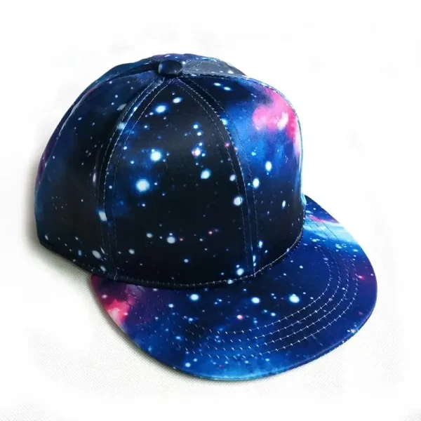 Boné com padrão de galáxia com estrelas e nebulosas, design cósmico para um estilo único.