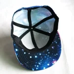 Boné com padrão de galáxia com estrelas, design cósmico para um estilo único.