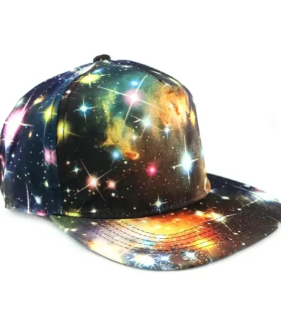 Boné com padrão de galáxia e estrelas, design cósmico colorido.