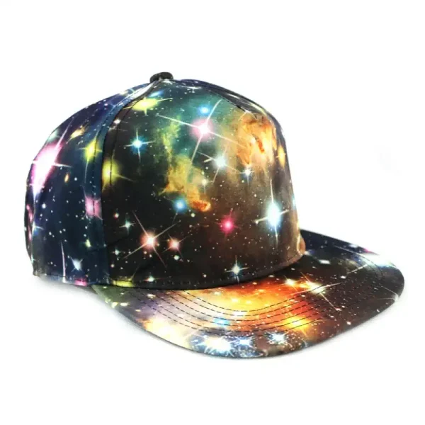 Boné com padrão de galáxia e estrelas, design cósmico colorido.