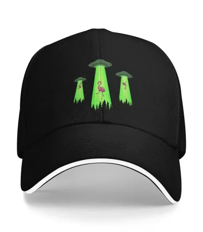 Boné de beisebol preto com bordados fluorescentes de discos voadores e alienígenas verdes, perfeito para amantes de ficção científica e decoração original.
