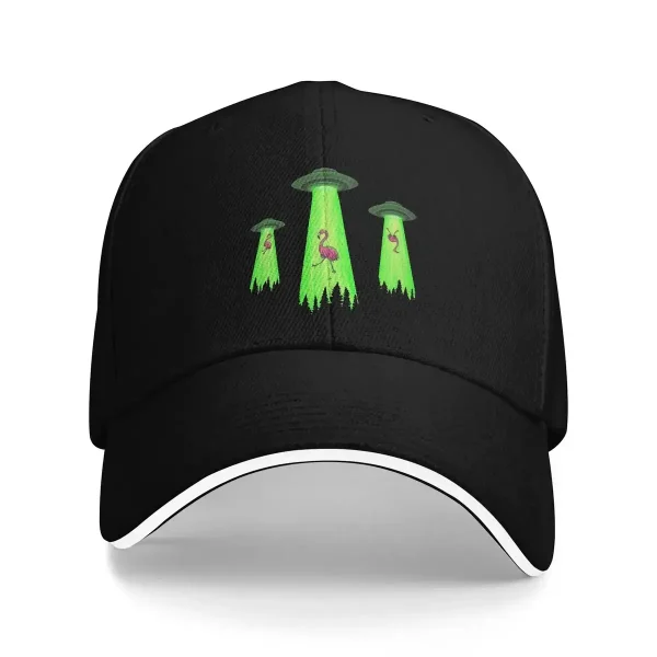 Boné de beisebol preto com bordados fluorescentes de discos voadores e alienígenas verdes, perfeito para amantes de ficção científica e decoração original.