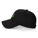Boné preto com um termômetro verde integrado na aba, combinando estilo e funcionalidade para amantes de ciências.