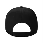 Boné preto de estilo esportivo visto de costas, com fechamento ajustável. Perfeito para um look descontraído ou para proteger do sol durante atividades ao ar livre.
