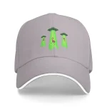 Boné cinza com bordado de OVNI e pequenos extraterrestres verdes, ideal para amantes de ficção científica e objetos inusitados.