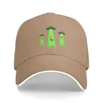 Boné bege com bordado de três extraterrestres e discos voadores verdes, divertido e original para amantes de ficção científica.