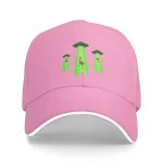 Boné rosa com padrões de OVNIs e extraterrestres verdes, ideal para amantes de ficção científica e decoração geek.