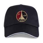 Boné preto com logotipo soviético, símbolo da União Soviética e da conquista espacial, ideal para entusiastas de história e ficção científica.