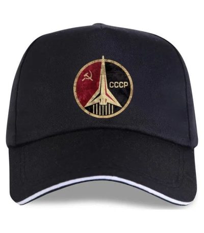 Boné preto com logotipo soviético, símbolo da União Soviética e da conquista espacial, ideal para entusiastas de história e ficção científica.